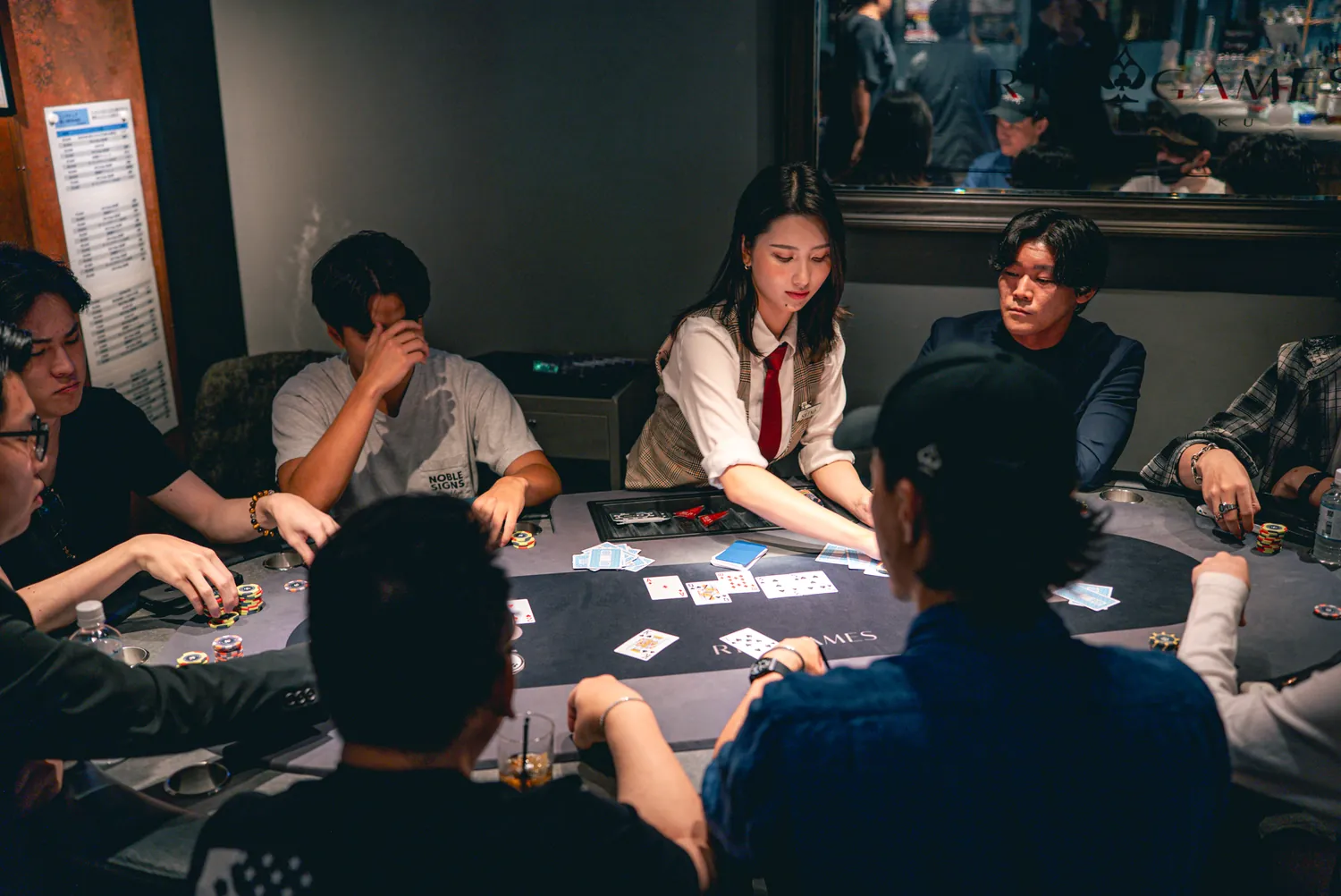 RIC GAMES の店内でポーカーを楽しむお客様